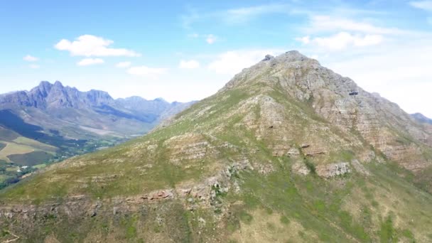 Dağ Zirvenin Hava Araçları Mavi Dağ Sıraları Tarım Arazileri Yaz — Stok video