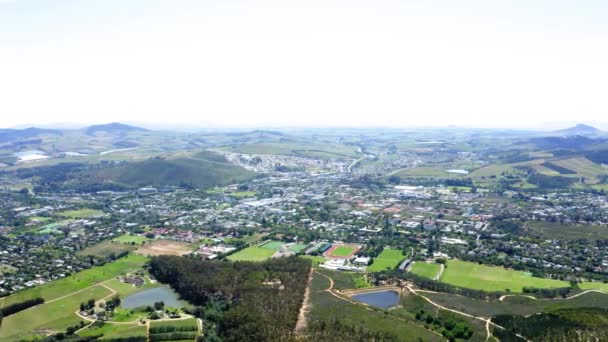 Hava Aracı Stellenbosch Yeşil Peyzaj Ormanlı Tarlalar Yerleşim Bölgesi Evleri — Stok video