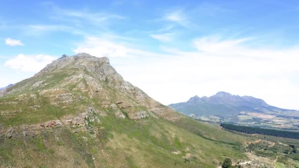 Drohne Aus Der Luft Über Dem Grünen Berggipfel Mit Wald — Stockvideo