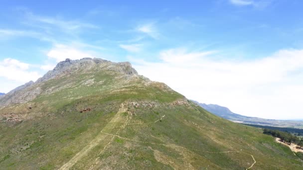 Dron Lotniczy Obracający Się Wokół Zielonego Szczytu Góry Lasem Pasmem — Wideo stockowe