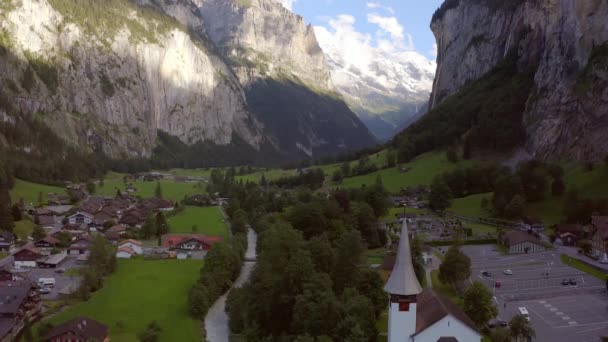 Zboară Dronă Valea Lauterbrunnen Trecând Lângă Biserică Mică Final Există — Videoclip de stoc