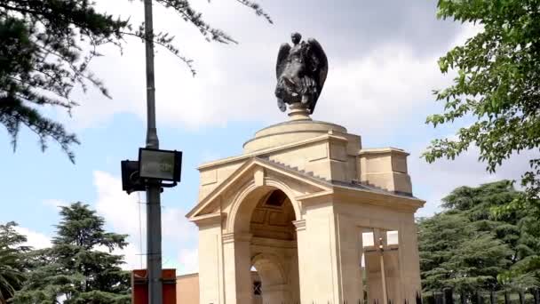 Statua Angelo Sulla Costruzione Panning Colpo Largo Sinistra Destra — Video Stock