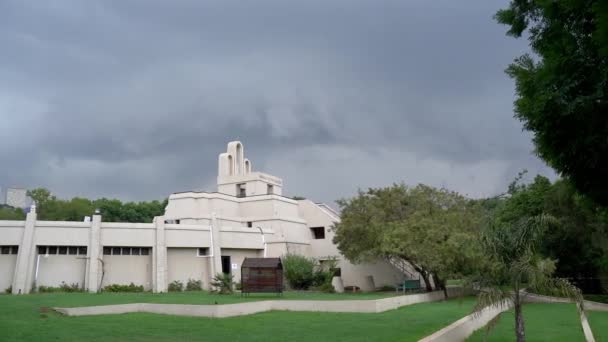 动物园里的建筑 从左到右都是大张旗鼓的镜头 — 图库视频影像