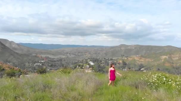 Drone Disparado Sobre Montanhas Com Menina Vestido Vermelho Olhando Para — Vídeo de Stock