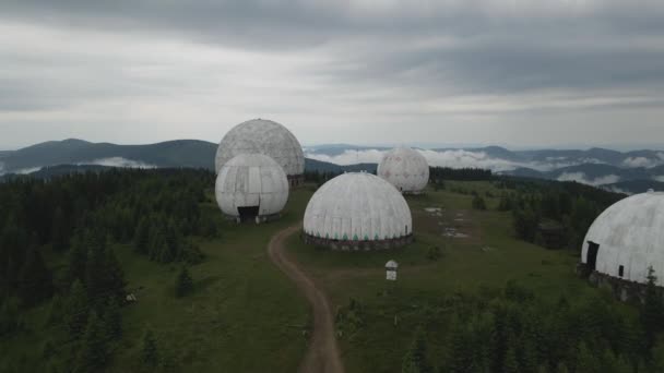Verlassene Sowjetische Radarstation Umgeben Von Atemberaubender Landschaft Den Karpaten — Stockvideo