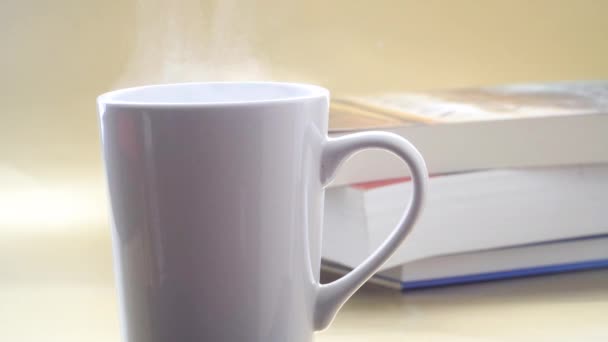 Vapor Que Surge Una Taza Café Con Efecto Bokeh Hojas — Vídeo de stock