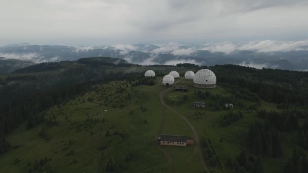 Circulando Torno Estação Radar Soviética Abandonada Nas Montanhas Ucrânia — Vídeo de Stock