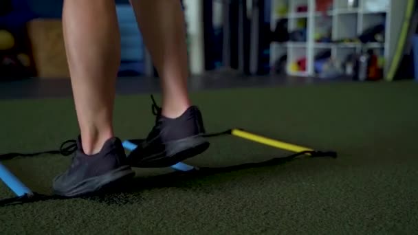 Zbliżenie Kobiety Nogi Wykonywanie Siłownia Drabiny Sprints — Wideo stockowe