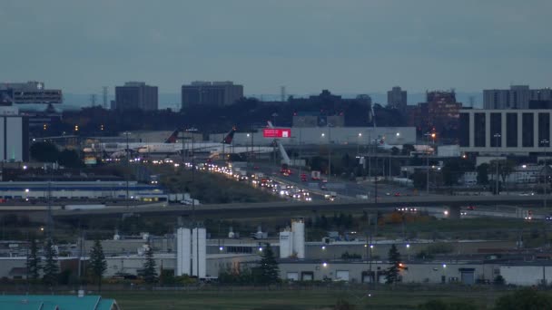 Static Wide Shot Canadian Highway Traffic Airplane Landing Approach Road — Stockvideo