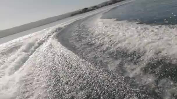 Spectral Highlights Boat Wake Making Dizzy Tight Turns Lagoon — Vídeo de Stock