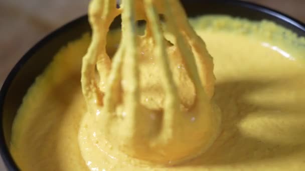 Hand Mixer Close Schießen Mischen Gelber Sauce Zeitlupe — Stockvideo