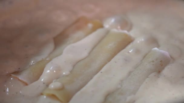 Ağır Çekim Kaynayan Beşamel Soslu Cannelloni — Stok video