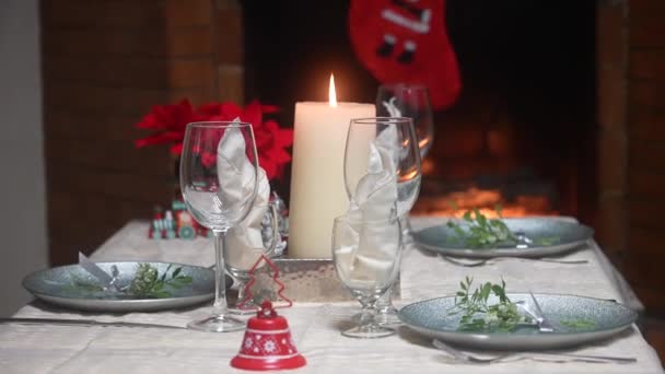 Ünnepi Díszített Asztal Karácsonyi Vacsora Kandalló Háttérben — Stock videók