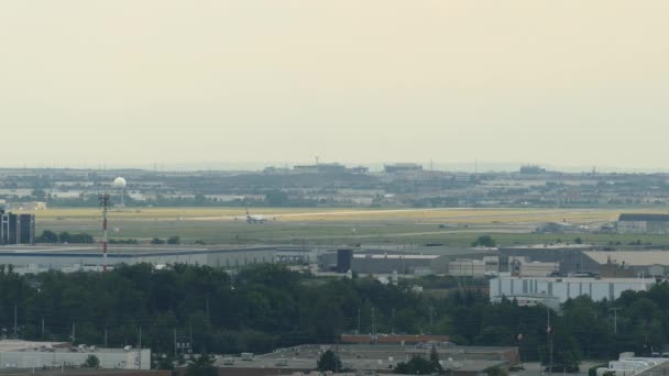 晴れた日にトロント空港から離陸する飛行機の静的ワイドショット — ストック動画