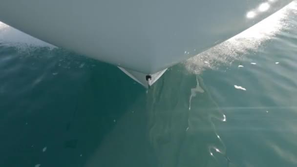 船首尾流在翡翠绿水中切碎的Pov观点 — 图库视频影像