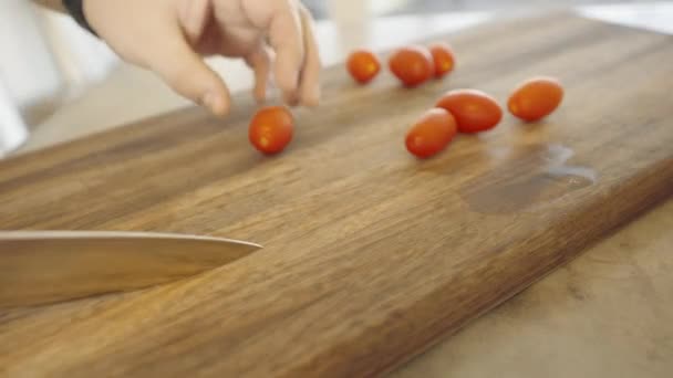 Tomates Coupantes Sur Une Planche Découper Noyer — Video