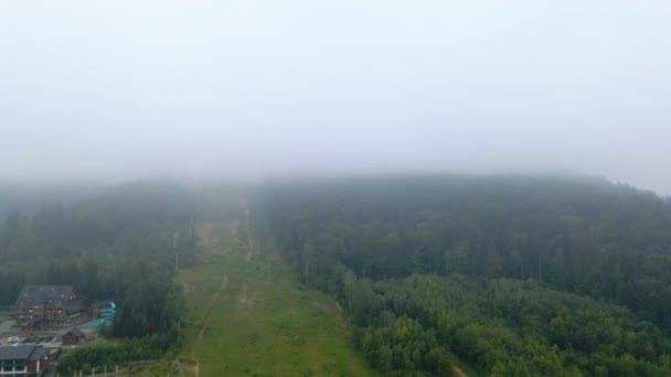 Повітряний Безпілотний Вид Туманних Лижних Схилів Карпатських Горах Україна — стокове відео