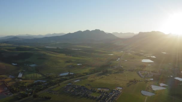 Solstrålar Soluppgång Över Hem Vingårdar Jordbruksmark Med Dammar Stellenbosch Antenn — Stockvideo