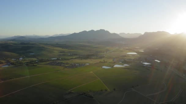 Promienie Słońca Rozbłysk Soczewki Nad Krajobrazem Winnicy Góry Anteny Stellenbosch — Wideo stockowe