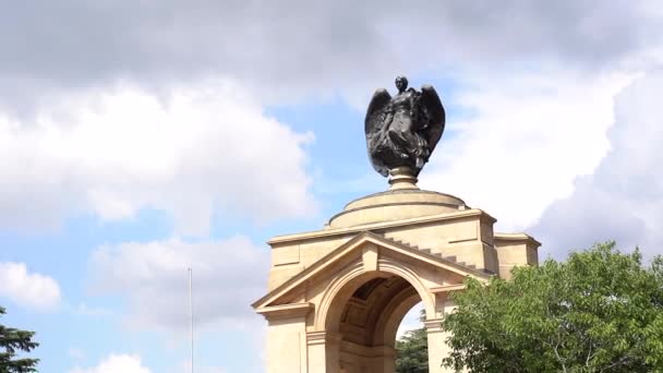 Statua Angelo Sulla Costruzione Panning Colpo Medio Sinistra Destra — Video Stock