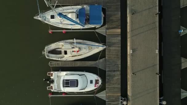 Hajók Dokkoltak Mólón Krynica Morska Kis Kikötőjében Felülről Lefelé — Stock videók