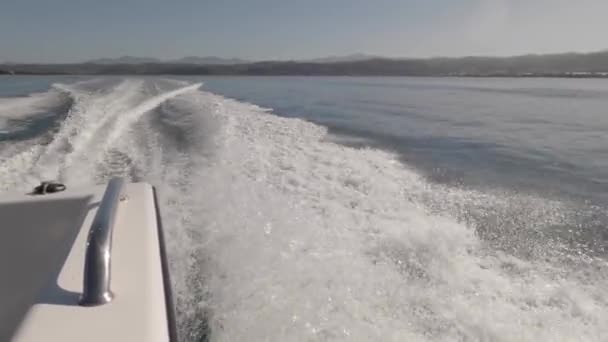 Pov Zadní Boční Probuzení Motorový Člun Motor Offshore Slunný Den — Stock video