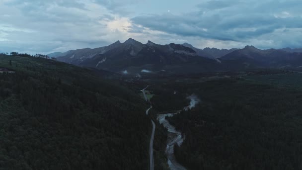 Aeriană Înapoi Peste Râul Bialka Munţi Fundal Jurgow Polonia — Videoclip de stoc