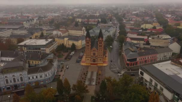 Drohnenaufnahmen Einer Kirche Bei Herbstlichem Regenwetter Nyiregyhaza Ungarn Drohne Bewegt — Stockvideo