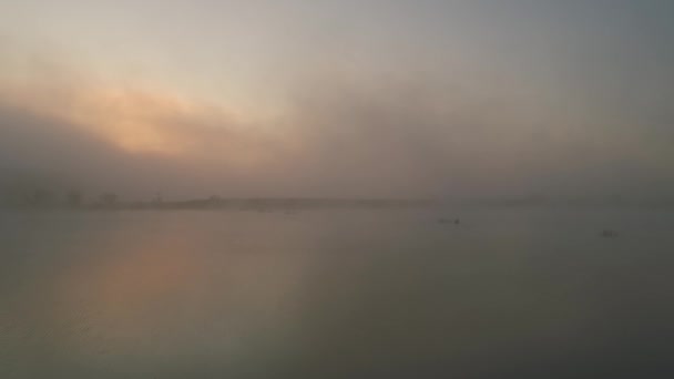 Spookachtige Mist Tijdens Zonsopgang Boven Het Vredige Frydman Meer Vanuit — Stockvideo