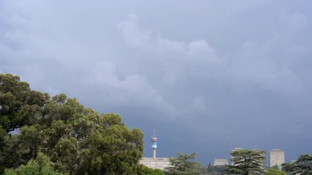 Céu Tempestuoso Acima Edifícios Árvores Tiro Contã Nuo — Vídeo de Stock