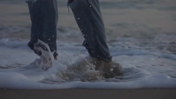Mädchen Die Während Des Sonnenuntergangs Barfuß Langen Jeans Strand Entlang — Stockvideo