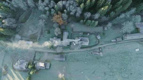 Idyllischer Bauernhof Mit Schornstein Kalten Morgen Antenne — Stockvideo