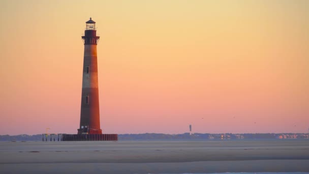 日の出にモリス島の灯台 フォークビーチ — ストック動画