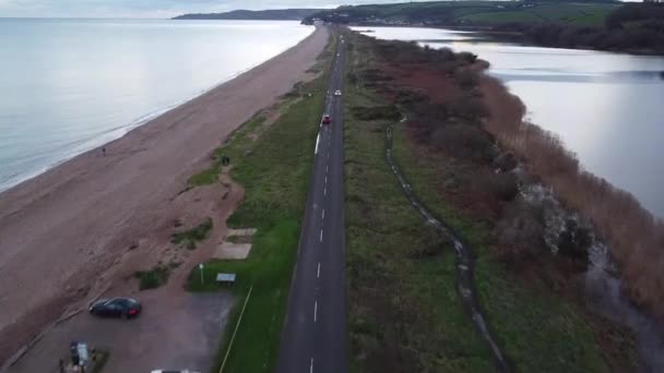 Filmagem Aérea Seguindo Uma Estrada South Devon Com Alguns Carros — Vídeo de Stock