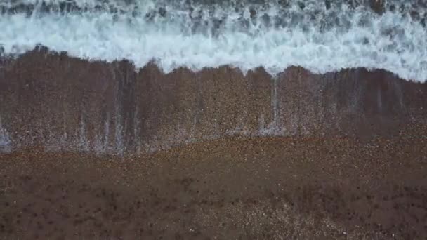 南デヴォン州の一つのビーチにやって来る波のゆっくりと上昇し 4Kのドローンショット — ストック動画