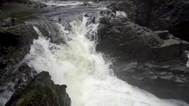 Cascata Turbolenta Rallentatore Raging Fiume Attraverso Stretto Canyon — Video Stock