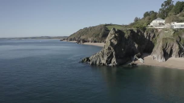 Voo Para Frente Atirou Através Penhasco Sobre Mar Calmo Revelando — Vídeo de Stock