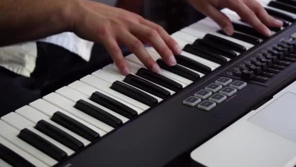 楽器を演奏するピアニストの手の詳細 ピアノを弾いた音楽家がスタジオで — ストック動画