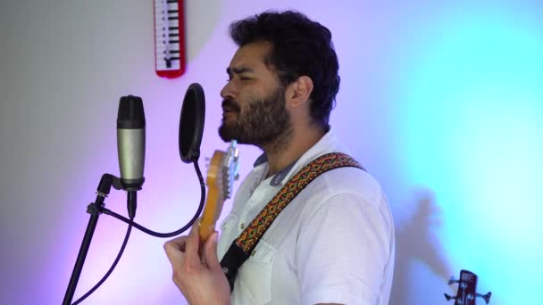 Musisi Bergairah Bernyanyi Sambil Bermain Gitar Studio Musisi Dengan Gitar — Stok Video