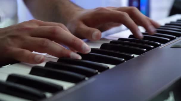 ピアニストの手が楽器を演奏しているところです ピアノを弾いた音楽家がスタジオで — ストック動画