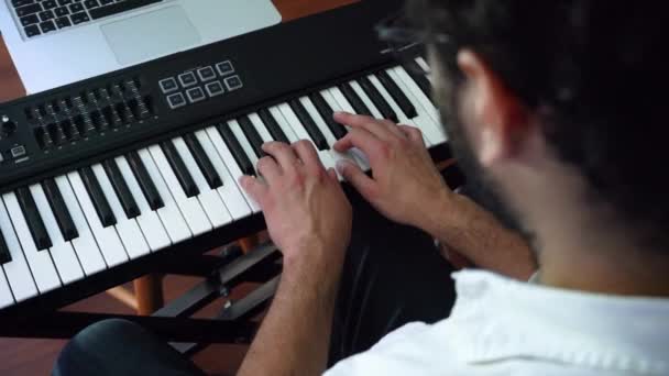 楽器を演奏するピアニストの手の肩のショットの上に ピアノを弾いた音楽家がスタジオで — ストック動画