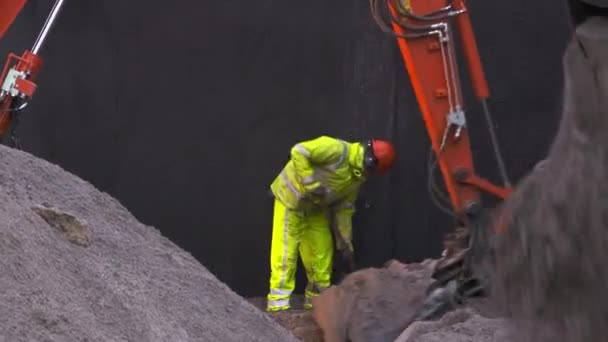 Trabalhador Com Escavação Enquanto Escavadora Cargas Areia Primeiro Plano — Vídeo de Stock