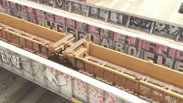 Les Wagons Qui Passent Méditativement Dessus Graffiti Passent Dessus Tandis — Video