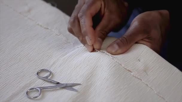 Couture Main Avec Aiguille Fil Avec Tissu Sur Une Table — Video