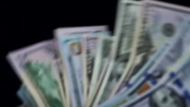 Bankbiljetten Honderd Dollar Denominatie Vallen Tegen Zwarte Achtergrond Studio Shot — Stockvideo