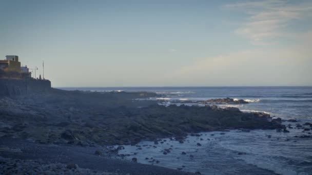 Wellen Brechen Der Felsigen Küste Teneriffas Weite Sicht Auf Die — Stockvideo
