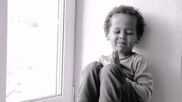 Μικρό Αγόρι Προσεύχεται Στο Θεό Χέρια Ενωμένα Κάθεται Ένα Περβάζι — Αρχείο Βίντεο