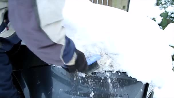 Spazzare Neve Dai Fari Delle Auto Una Luminosa Giornata Sole — Video Stock