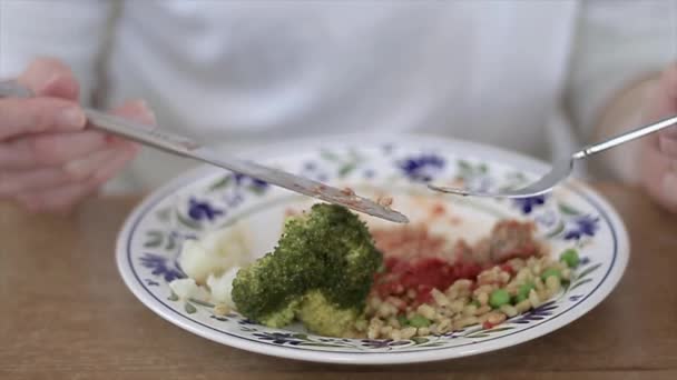 Жінка Сидить Столом Ножем Вилкою Обід Їжа Запас Відеозапису — стокове відео