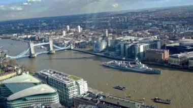 Tower Köprüsü 'nün, Londra' nın şehir manzarasının ve güneşli bir günde ünlü Çömlek Yapısı 'nın görüntüsü. Thames Nehri 'nde seyir halindeki gemi ve tekneler. Havadan aşağıya,